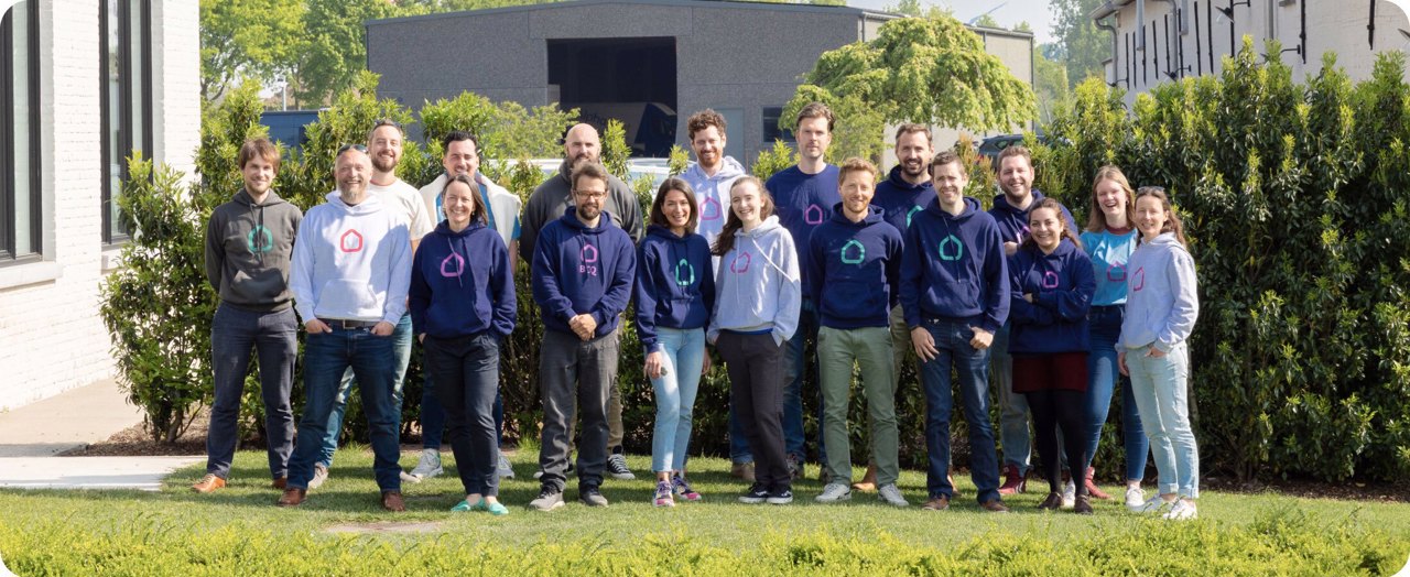 Hoplr-teamet samlat utanför kontoret