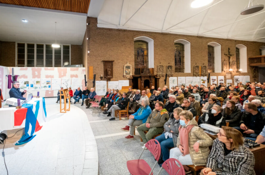 Inwoners luisteren naar een spreker tijdens een participatiebijeenkomst in Puurs-Sint-Amands