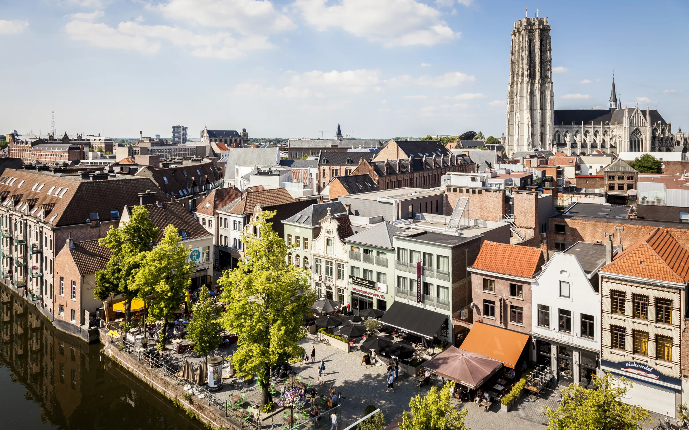 Blick auf den Vismarkt und den Turm der St.-Romuald-Kathedrale in Mechelen.
