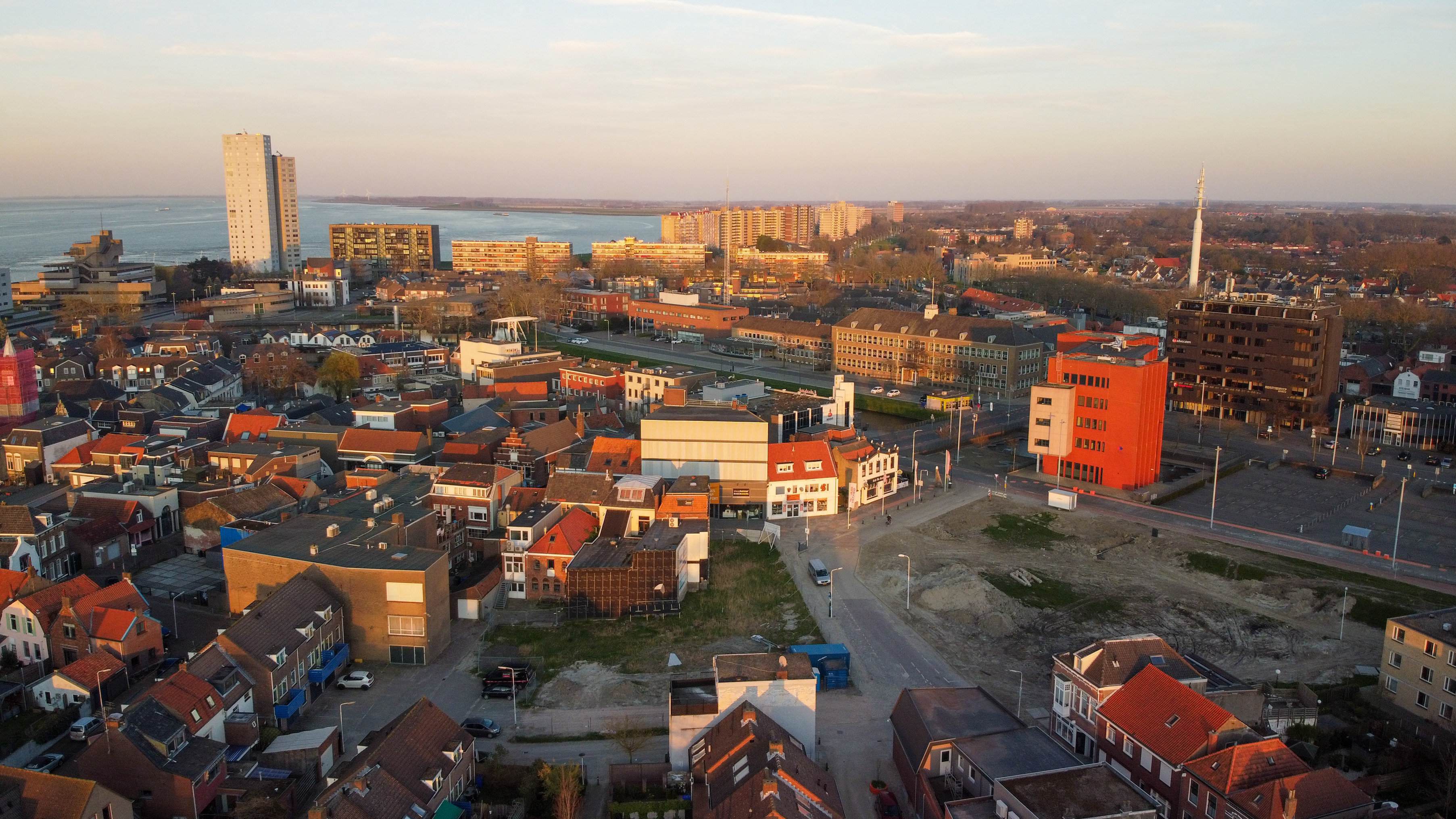 Utsikt över Terneuzen med bebyggelsen och Westerschelde i bakgrunden.