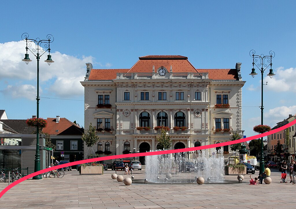 Hauptplatz in Tulln an der Donau mit Brunnen und historischem Gebäude