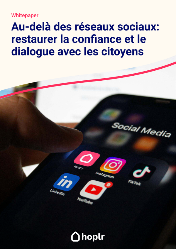 Couverture d’Au-delà des réseaux sociaux : un smartphone avec l’application Hoplr parmi d’autres applications sociales