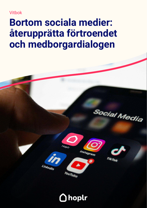 Omslaget till Bortom sociala medier visar en mobil med Hoplr-appen tillsammans med andra sociala appar