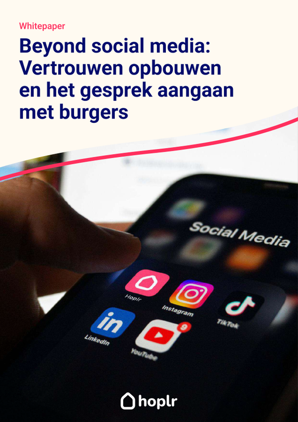 Omslag van Beyond social media: een smartphone met de Hoplr-app tussen andere sociale apps